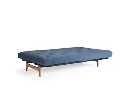 das aslak 140 sofabett zeichnet sich durch seine schonen eleganten fusse aus massivem eichenholz aus mit dieser unaufdringlichen danisches sofa sofa sofabett