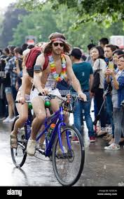 Nackte Radfahrer, die Teilnahme an der World Naked Bike Ride in London  Stockfotografie - Alamy