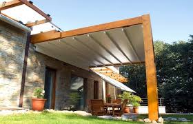 Sonnenschutz Mit Terrassenuberdachung Und Sonnensegel Terrasse Mit Pergola Pergola Dach Terrassenuberdachung