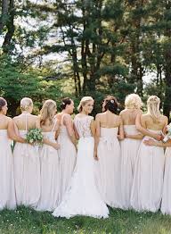Gli abiti da sposa all'ingrosso a prezzi bassi possono essere scelti fra quelli già disponibili oppure personalizzati nella misura, colore, tessuto. Come Scegliere Il Bouquet In Base All Abito Da Sposa E Allo Stile Delle Nozze Comes Sposa