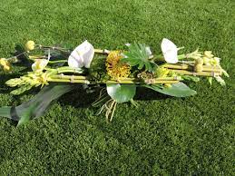 Bouquet Style Lineaire Horizontal Parallele Realise Par Les Bp 1ere Annee Cfa Blagnac France Lineaires Fleuriste Creativite