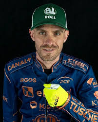 Kapitan zaczyna odliczanie 🫡 7️⃣ dni do HITU PGE Ekstraligi #GORTOR 🔥  Wejściówki dostępne w Sklepie Kibica przy Stadionie i na  bilety.stalgorzow.pl 🫵 Widzimy się na #Jancarzu ❗ 📷 SpeedwayFotoPL