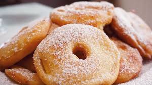 Tuffateli nella pastella, rivestiteli bene e friggeteli in abbondante olio bollente. Frittelle Di Mele Le Video Ricette Di Lara Youtube