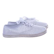 Znajdziesz tu modne buty sportowe damskie, męskie i dziecięce, ale też ubrania sportowe oraz akcesoria lifestylowe, które pozwolą ci stworzyć wyjątkowe stylizacje. Lekkie Trampki Tenisowki Damskie Srebrne Underline 1010 Tanie Modne Bucik Sklep