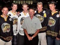 Walter gretzky , cm , o.ont (nacido el 8 de octubre de 1938) es un canadiense que es mejor conocido como el padre de la leyenda del hockey sobre hielo wayne gretzky. Grizzlies Support Walter Gretzky Classic Bchl League Site