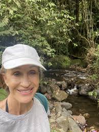 What are some recommendations for places to live in Colombia with yoga  studios, gyms, expat communities, and volunteering opportunities?