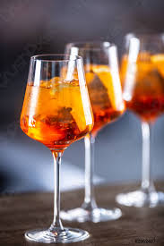 Tipica Bevanda Sekt Estiva Aperol Spritz Servita In Bicchieri Di Foto D Archivio Crushpixel