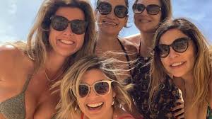 Alessandra corine ambrósio was born on 11 april 1981 in erechim, rio grande do sul, brazil, the daughter of lucilda and luiz ambrósio. On Vacation Flavia Alessandra Publishes Photos With Her Friends In Portugal Onties Com