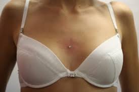 dermal anchor auf der brust piercing studio wien