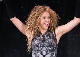 Shakira dyes hair a fiery red giving us serious flashbacks to her early 2000s looks. Shakira 44 And A Crazy Hair Evolution World Stock Market