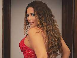 Geisy arruda abre as pernas