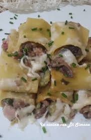 Iniziate preparando il ripieno, prendete la salsiccia, sgranatela in una padella antiaderente senza altri grassi. Paccheri Ripieni Con Salsiccia Funghi E Zucchine In Cucina Con Di Simone