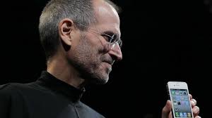 Steve Jobs: Ezért száműzünk funkciókat az iPhone-ból
