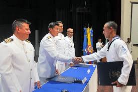 La primera línea es un colectivo que a punta de cascos, caretas y escudos improvisados hacen frente al escuadrón móvil antidisturbios (esmad) cuando, en medio de las manifestaciones, la hora de los gases y aturdidoras comienza. Base Naval Armada De La La Republica De Colombia Arc Armada Repuplica De Colombia