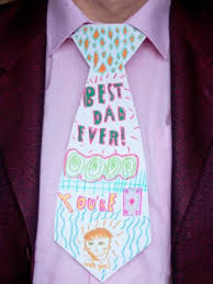 «μπαμπά σ' αγαπώ πολύ», «πατερούλη μου χρονιά πολλά» και «μπαμπάκα είσαι ο καλύτερος του κόσμου» είναι κάποιες από τις γλυκές ευχές στις κάρτες που έχουν στα χέρια τους οι ανθοπώλες και με τις οποίες θα συνοδεύσουν το μπουκέτο ή τη γλάστρα που θα παραλάβουν οι μπαμπάδες την ημέρα. Giorth Toy Patera Ena Xeiropoihto Dwro Gia Ton Mpampa