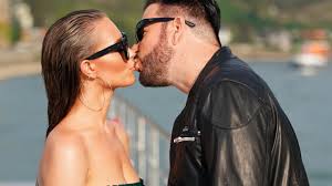Here is an excerpt from the scene: Michael Wendler Laura Macht Auf Heile Welt Stern De