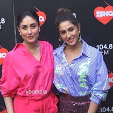 Voompla India S Most Famous Stepmom And Stepdaugter Annnnd Kareena S Posing Sesh With Sonakshi Yaaas We Re Trippin Out To Film Royalty With Kareena Kapoor Sara Ali Khan And Sonakshi Sinha At Mehboob She is the daughter of actors randhir kapoor and babita, and the younger sister of actress karisma kapoor. india s most famous stepmom and stepdaugter annnnd kareena s posing sesh with sonakshi yaaas we re trippin out to film royalty with kareena kapoor sara ali khan and sonakshi sinha at mehboob