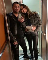 ابي يعمل مدير امن ويغيب عنا احيانا بالشهور خاصة حين تكون الاوضاع. Ø¹Ù…Ø§Ø¯ Ù…ØªØ¹Ø¨ Ù…Ù‡Ù†Ø¦Ø§ Ø²ÙˆØ¬ØªÙ‡ Ø¨Ø¹ÙŠØ¯ Ù…ÙŠÙ„Ø§Ø¯Ù‡Ø§ ÙƒÙ„ Ø³Ù†Ø© ÙˆØ§Ù†Øª Ø­Ø¨ÙŠØ¨ØªÙ‰ ÙˆØ±Ø¨Ù†Ø§ ÙŠØ®Ù„ÙŠÙƒÙ‰ Ù„ÙŠÙ†Ø§ Ø§Ù„ÙŠÙˆÙ… Ø§Ù„Ø³Ø§Ø¨Ø¹