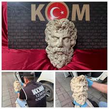 İzmir Konak'ta 2 bin yıllık Zeus heykel başı bulundu, 3 ş&uuml;pheli g&ouml;zaltına alındı
