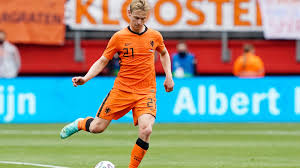 Frenkie de jong (born 12 may 1997) is a dutch professional footballer who plays as a midfielder for spanish club barcelona and the netherlands national team. Frenkie De Jong Kein Jungspund Mehr Und Noch Mehr Leader Euro 2020 Fussball Sportschau De