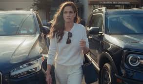 Amanda Peet on "Your Friends & Neighbors": Embracing Midlife Chaos and Authenticity