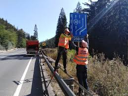 Conducătorul auto nu este obligat să reducă viteza, dar nu are voie să staţioneze pe toata lungimea pantei. Drumarii Inlocuiesc 120 De Indicatoare De Pe Dn 17 Pentru Ce Proiecte Nu S Au Mai Semnat Contractele