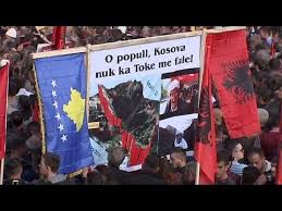 Wird kosovo und albanien endlich in fifa geben ? Kosovo Albaner Demonstrieren Gegen Rechte Fur Serben Youtube