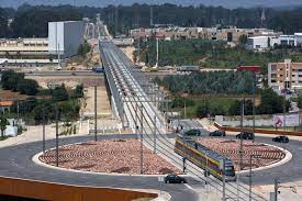 Os planos do metro do porto para a nova linha rosa, que liga são bento à casa da música, incluem três quilómetros subterrâneos, que evitam o hospital de santo antónio, e uma estação no jardim de sophia, preservando assim a praça da galiza. Metro Do Porto Faz Prospeccoes Para Novas Linhas Transportes Negocios