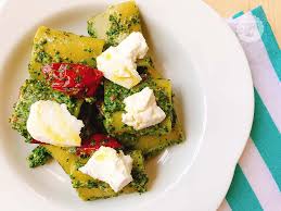 I paccheri con calamari e pomodorini è un piatto tipico della tradizione campana e il sapore del mare ne diventa a pieno il protagonista. Paccheri Con Pesto Di Rucola Ricotta E Pomodorini Ricette Al Volo