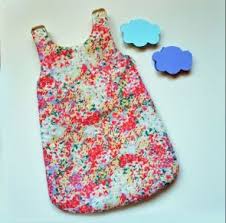 Petite gigoteuse/turbulette en coton pour poupées et poupons jade et gordis une sélection d'accessoires créés par minikane® pour vos poupées et poupons Gigoteuse Pour Poupee Tuto Couture Patron Gratuit Couture Pure Loisirs Vetement Poupee Poupee Tuto Couture