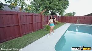 Free Queen Rogue Shakes Her Large Ass Porn Video HD