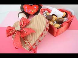 La parte de arriba tiene dos agujeros con forma de corazón a través de los cuales se ve la base morada de la caja. Pin En Enamorados