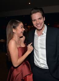 After studying drama and theater studies at schools in maidstone, he left to work abroad starting in kenya and moving for 6. Sarah Hyland Can T Stop Gushing Over Boyfriend Dominic Sherwood