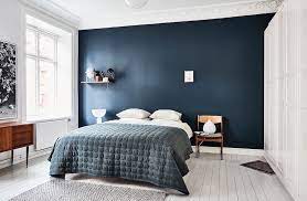 Comment décorer sa chambre, mur couleur grise, linge de lit bleu blanc et noir, commode bois vintage, tapis gris et blanc, chaise retro,. Mur Bleu Dans La Chambre Visite D Un Appartement Scandinave Clematc