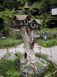 Pin Von Maureen Auf Garden Ideas Fee Gartenhauser Diy Feengarten Baumstamm Garten