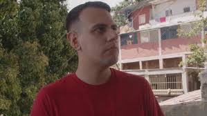 Jean Acuña Materano, de 27 años, fue hallado ahorcado afuera de su casa en  la calle La Veguita de la parroquia La Vega de #Caracas.