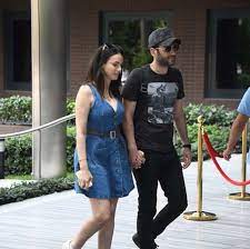 muratyildirim جديد مراد يلديريم برفقة زوجته بعد خروجهم من المستشفى ذكر حول أخبار اجهاض زوجته مراد نعم مع الأسف والأهم با casual looks wife overall shorts