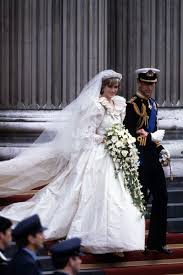 Juli 1981 in der st. 10 Hidden Details You Didn T Know About Princess Diana S Wedding Dress Prinzessin Diana Hochzeit Royale Hochzeiten Hochzeitskleid