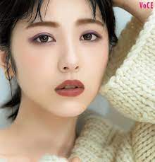 女優 浜辺美波 が挑戦 目元ポイント パープルメイク で今っぽレディ顔 顔 シングルアイシャドウ カラーメイク