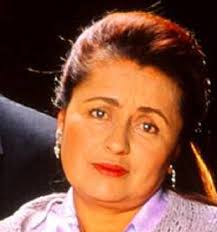 Especial #MadresDeTelenovela #La22. Julia Solano De Pinzón interpretada  entrañablemente por #AdrianaFranco en la multipremiada YO SOY BETTY LA FEA.  Mamá confidente y amiga de su hija Betty (Ana María Orozco). Padece los