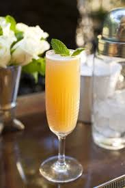 Une Recette De Cocktail Ideale Pour Les Fetes Un Melange De Champagne Ou De Cremant Avec Du Jus D Orange Et Du Gr Boisson Aperitif Cocktail Boisson Alcoolisee