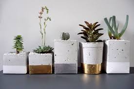 Des Idees D Objets En Beton Avec Motifs Et Empreintes Et Des Tutoriels Diy Pour Concevoir Moules Aux Formes Origina Deco Beton Pot De Fleurs Bricolage En Beton