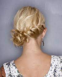 Le Chignon Bas Sur Le Cote Avec Une Tresse Coiffures Cheveux Courts Coiffure Mariage Coiffure