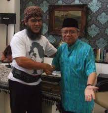 Dalam puisinya yang berjudul kerendahan hati karya taufik ismail, puisi ini menggunakan. Taufiq Ismail Akan Berdamai Dengan Penuduhnya Berita Jendela Sastra