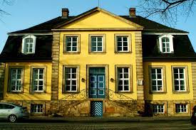 „the hanoverians war eine deutschstämmige königsdynastie, die in der nachfolge des hauses stuart zwischen 1714 und 1901 die königswürde von großbritannien innehatte. Hardenbergsches Haus Wikipedia