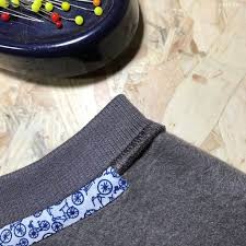 Pas A Pas Bande De Proprete Sur Encolure En Jersey Patron Sweater Chess De La Maison Victor Janv F Couture Tutoriel Patron Couture Gratuit Surjeteuse