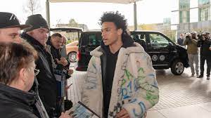 Leroy sane, futbola henüz 7 yaşındayken 2001 yılında sg wattenscheid 09 takımının alt yapısında başladı. Verrucktes Outfit Im Dfb Lager Das Kostet Die Jacke Von Leroy Sane Goal Com