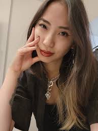 Roommate wanted: gym, concerts, beach lover