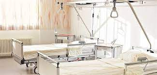 Und da habe ich dann unter anderem auch dieses rollbare untergestell aus stahl abgestaubt. Viele Betten Wenige Pfleger