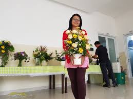 Kami menawarkan karangan bunga dari 151.00 aed. Workshop Tata Bunga Altar Gereja Santo Albertus